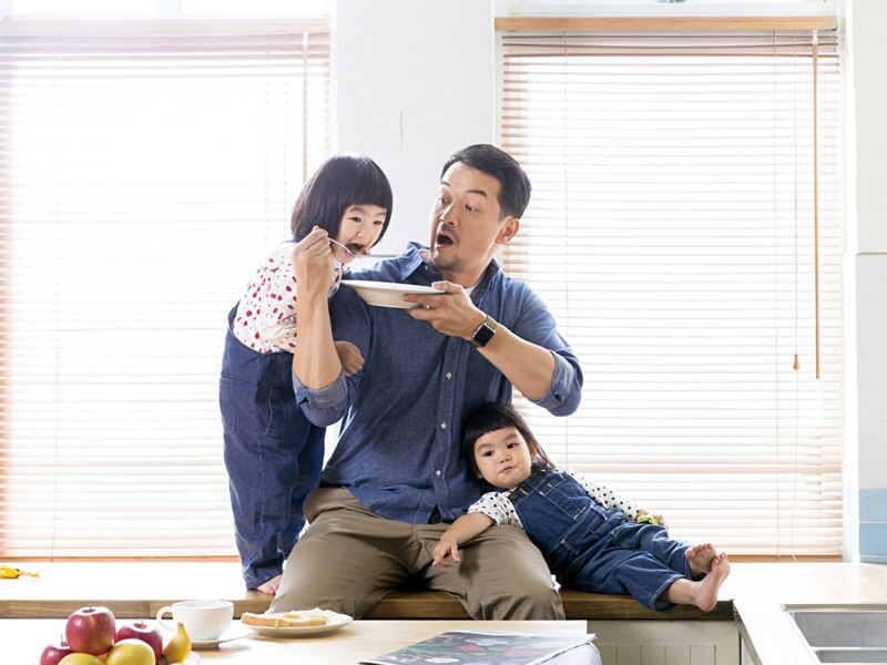 邱彥翔與兩個女兒在客廳玩耍