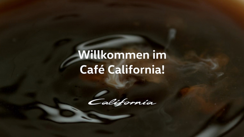 Ein heißer schwarzer Kaffee in einer Tasse.