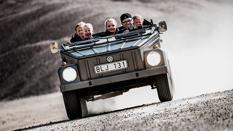 Bingo Rimér med familjen i sin Volkswagen som räckt genom generationer