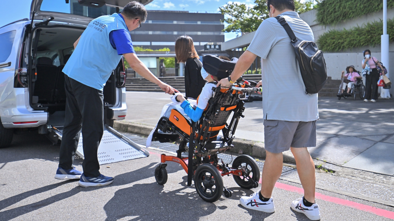 高齡也能安心出遊！福斯商旅攜手銀光健康  讓銀髮族與身障家庭走出家門 15 輛 Caddy Maxi 無障礙福祉車 打造一家人的旅行回憶