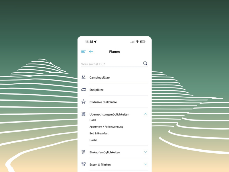 Ein Screenshot aus der California App zum Thema „Planen“ vor einem Hintergrund mit stilisierten Höhenlinien.