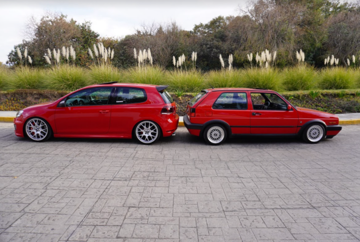 Foto lateral de Golf GTI rojo antiguo y Golf GTI rojo de sexta generación.