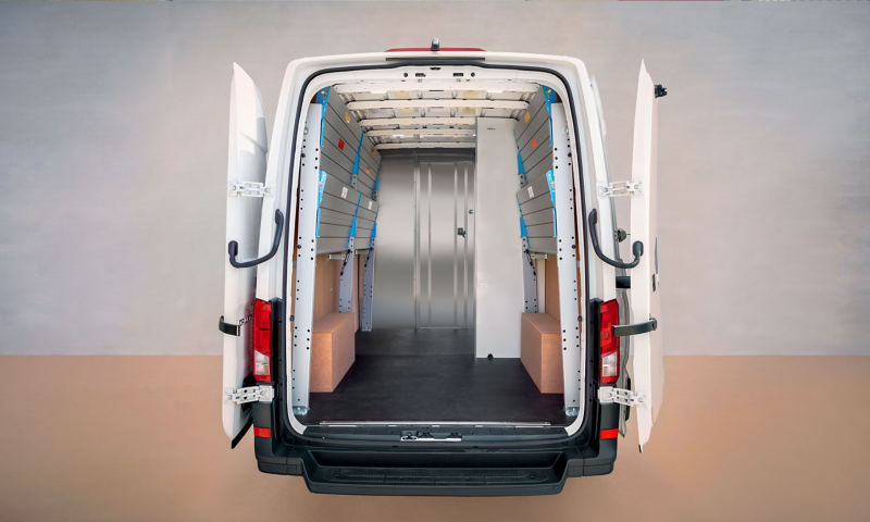 Primer plano trasero del VW Crafter Carrier con las puertas abiertas