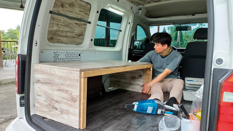 徐智成正在改裝Caddy Van