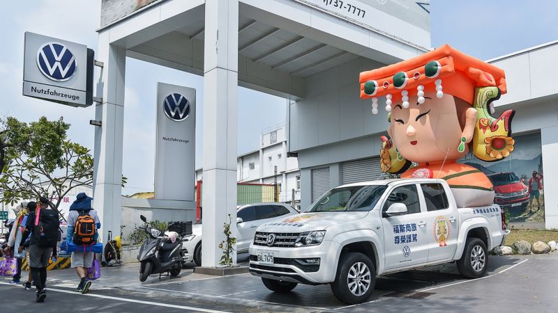 德國性能皮卡Amarok V6搭載Q版媽祖氣球擔任大甲媽祖遶境的前導車、為所有信眾加油打氣，一同走遍中台灣。
