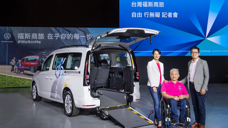 台灣福斯商旅攜手「行無礙資源推廣協會」共同舉辦「自由 行無礙記者會」，齊力推動無障礙移動的最佳解決方案。(由左至右:台灣福斯商旅總裁 巫詩棻、行無礙資源推廣協會總幹事 許朝富、台灣福斯商旅事業開發暨產品改裝經理 林幼青)
