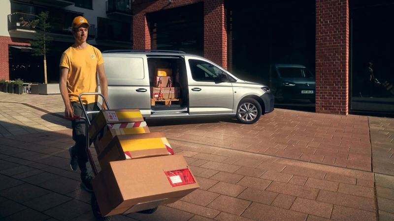 Caddy Cargo長軸車款具備強大的乘載幾能，加寬的側滑門開口直接讓歐規標準棧板進入，方便頭家輕鬆上下貨。