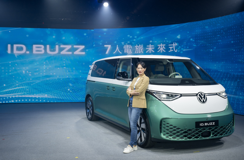 同級唯一德國原裝進口純電7人座休旅-ID. Buzz，承襲T1經典傳奇車款設計、搭載先進的IQ.DRIVE駕駛輔助系統，以及豐富多元的新穎配備，全面滿足車主的多元需求。(圖為:台灣福斯商旅總裁  Julia Wu巫詩棻)