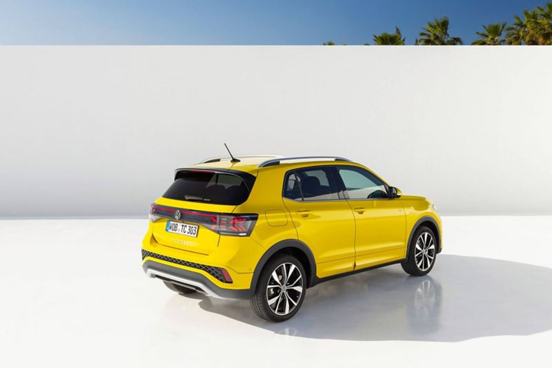Le VW T-Cross jaune de dos sur fond blanc type "studio".