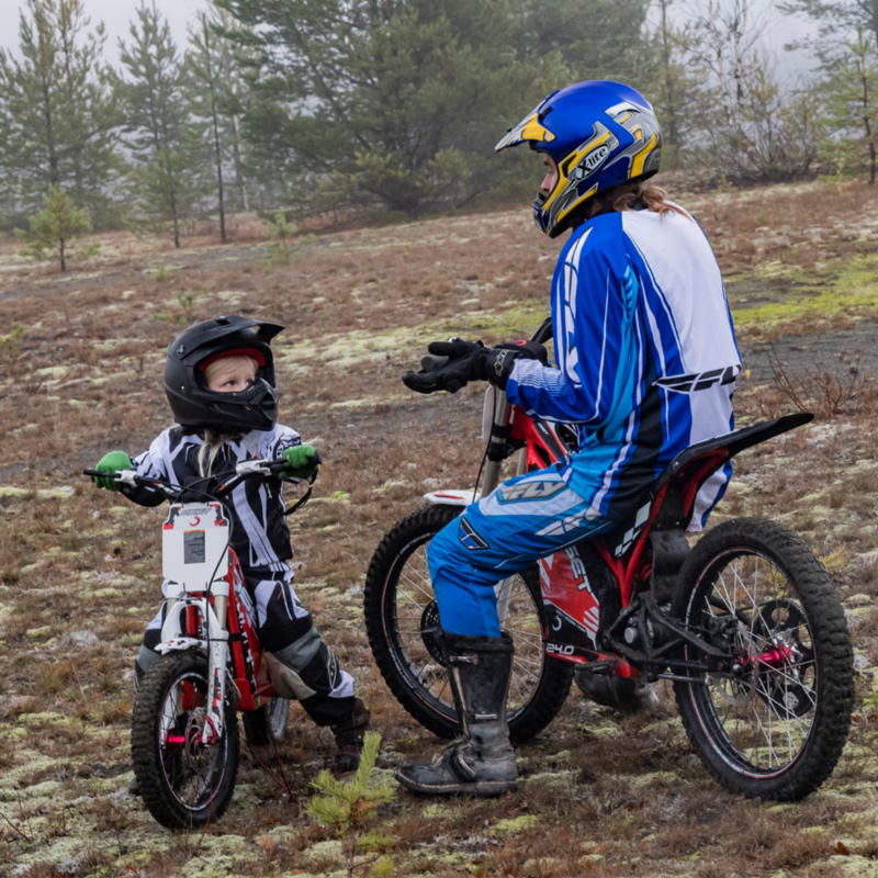 Far och son har kvalitetstid tillsammans på elmotorcyklar vid Stråssa Gruva