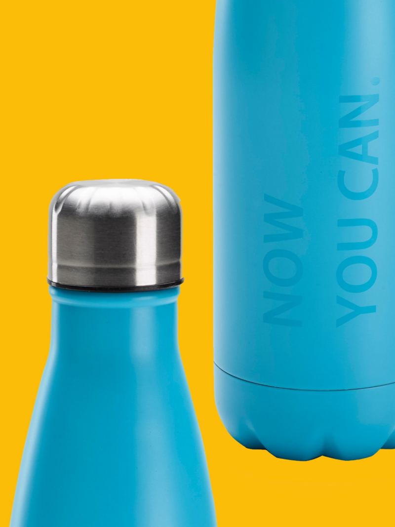 Una botella para beber en diseño ID. con la inscripción «Now you can» – Accesorios VW
