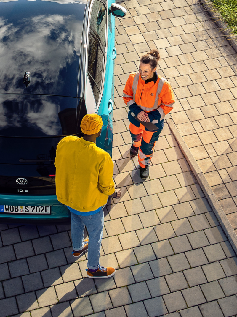 A VW service employee helps with a breakdown