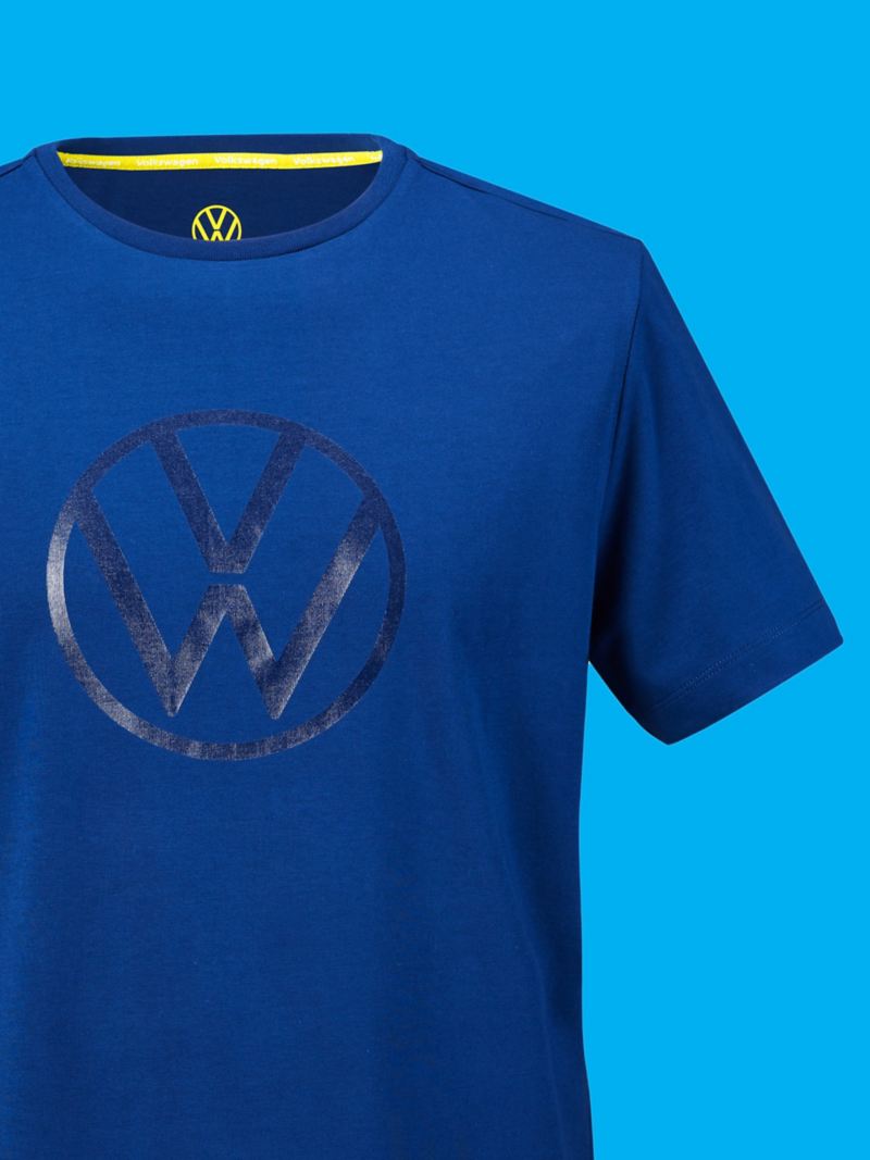 Una camiseta azul de la Nueva Colección Volkswagen en azul con impresión brillante de VW y el logotipo de VW