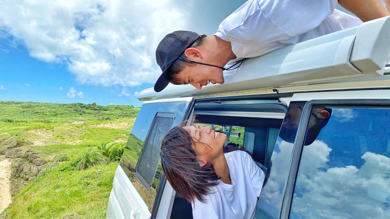 宥勝在車頂看向坐在香草白色California Ocean車內的老婆
