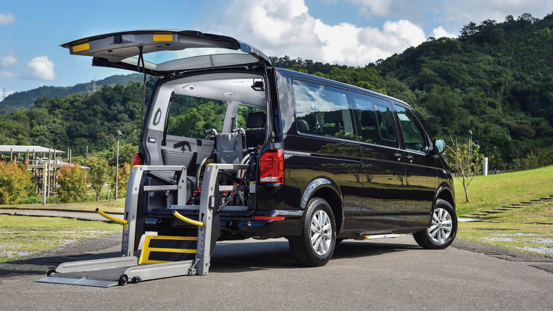 珍珠黑的T6.1 Caravelle 後廂打開，裝載著電動升降梯，方便有輪椅需求的乘客