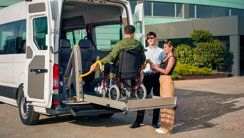 Una persona en silla de ruedas accediendo al interior del VW Crafter People PMR
