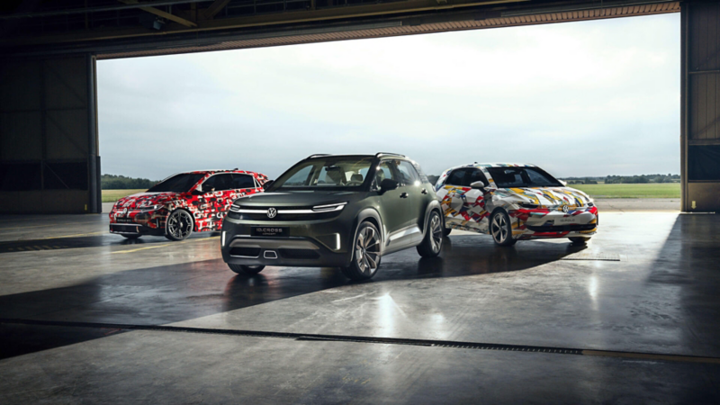 L'ID. CROSS Concept entouré par l'ID. Polo GTI et l'ID. Polo camouflées.