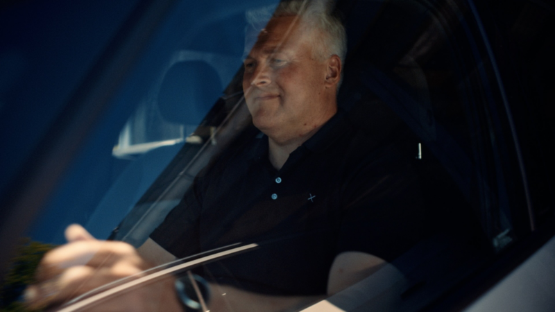 Peder sidder på førersædet i sin bil