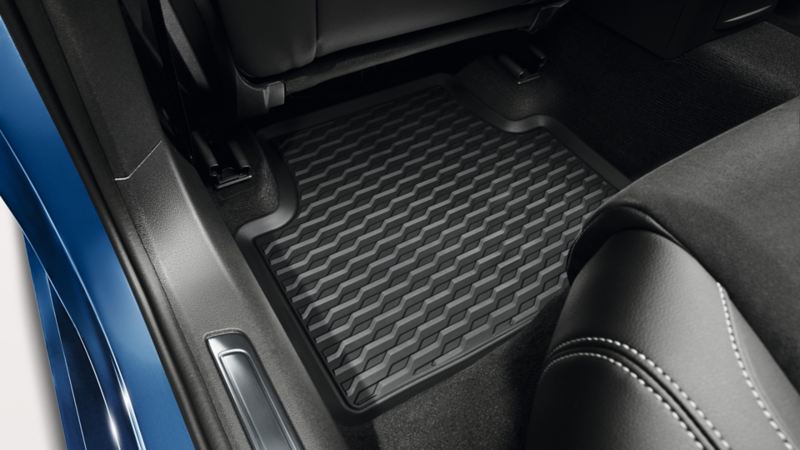 Dywanik gumowy Premium z napisem „Passat” na podłodze przed siedzeniem kierowcy VW Passata 