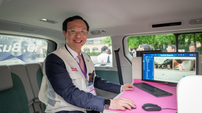 衛福部長石崇良於 ID. Buzz 行動指揮車內模擬操作