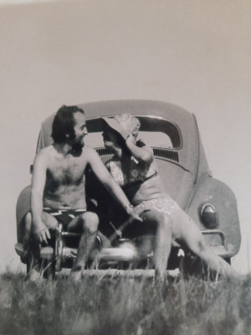 Para siedzi na Volkswagenie Beetle.