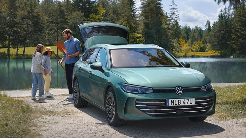 Volkswagen Passat Alltrack längs en väg med skog i bakgrunden
