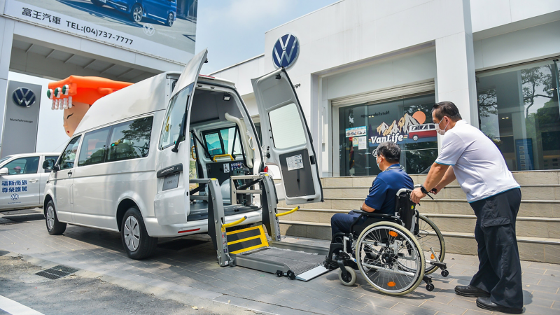 在此次活動中，以 T6.1 Kombi高頂福祉車服務年長及行動不便的信眾，幫助他們完成無礙的遶境圓夢路。