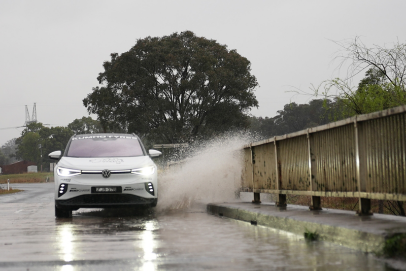 ID.4 driving through puddle and splashing railings