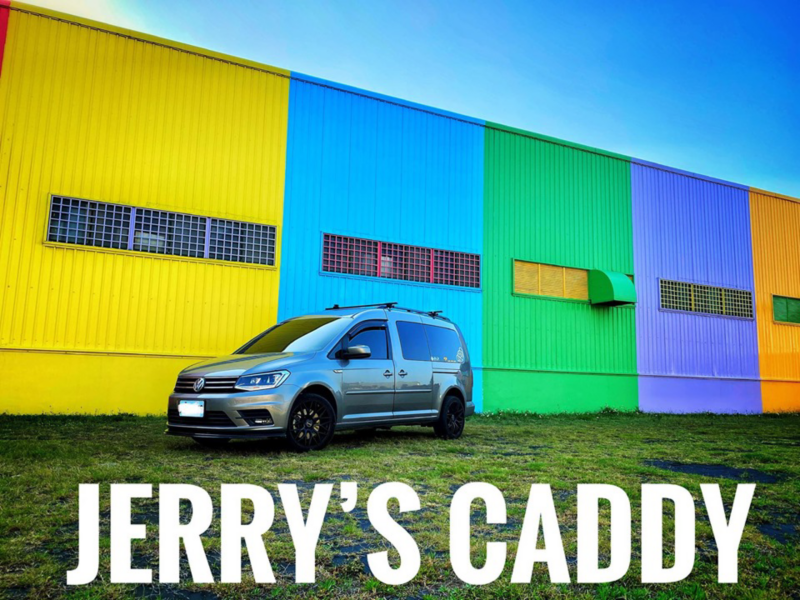 漠地棕Caddy Maxi停在彩色色塊牆面前方，色塊有黃、藍、綠、紫、橘