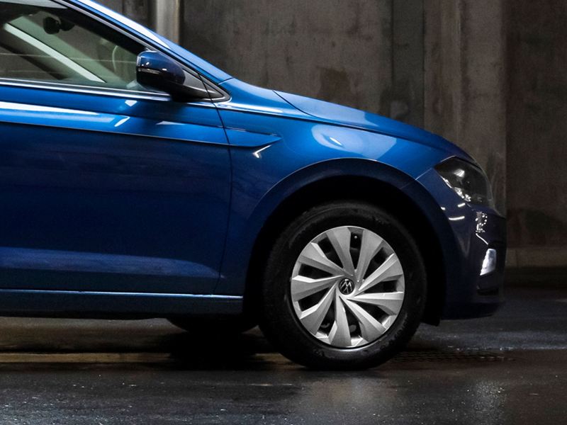 Parte frontal de un Volkswagen azul vista de costado
