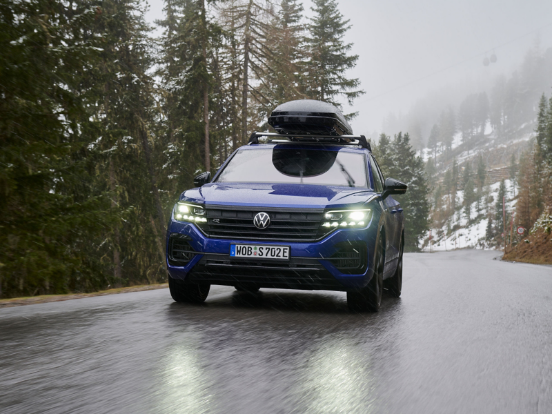 VW Touareg R auf Landstraße, im Hintergrund Nebel und etwas Schnee