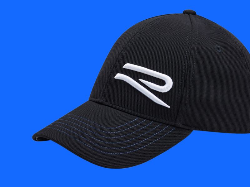 Una gorra de béisbol negra con una R blanca – Colección R de VW
