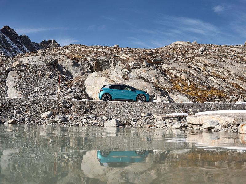 Un VW ID conduce a través de un paisaje montañoso