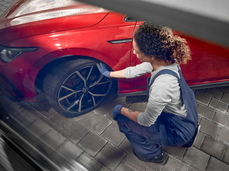Υπάλληλος service της VW ελέγχει ένα ελαστικό VW