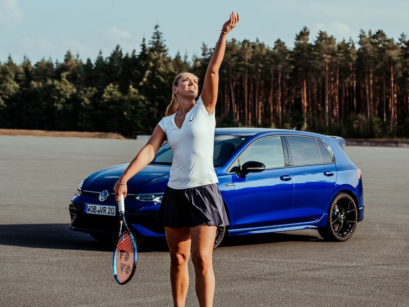 Tennisspielerin Sabine Lisicki setzt zum Aufschlag an – im Hintergrund ein VW Golf R „20 Years“