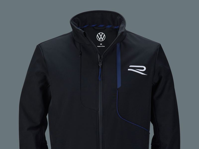 Eine schwarz-blaue Softshelljacke mit weißem VW Logo und aufgesticktem „R“