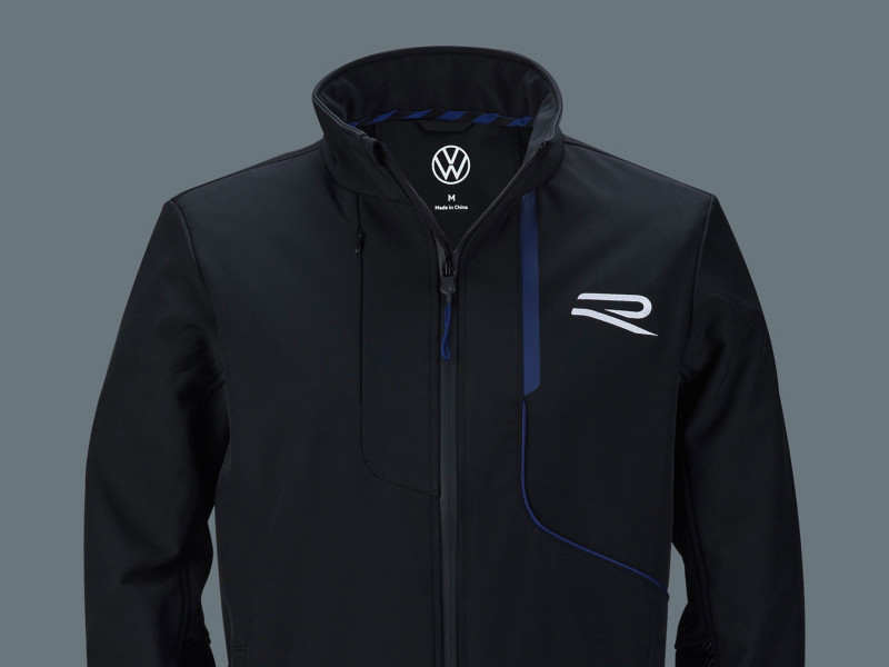 Schwarz-blaue Softshelljacke mit weißem VW Logo und aufgesticktem „R“