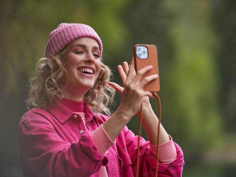 Eine Frau macht ein Foto mit ihrem Smartphone