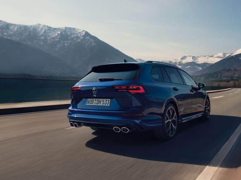 Der VW Golf R Variant in “Lapiz Blue“ fährt eine Bergstraße entlang