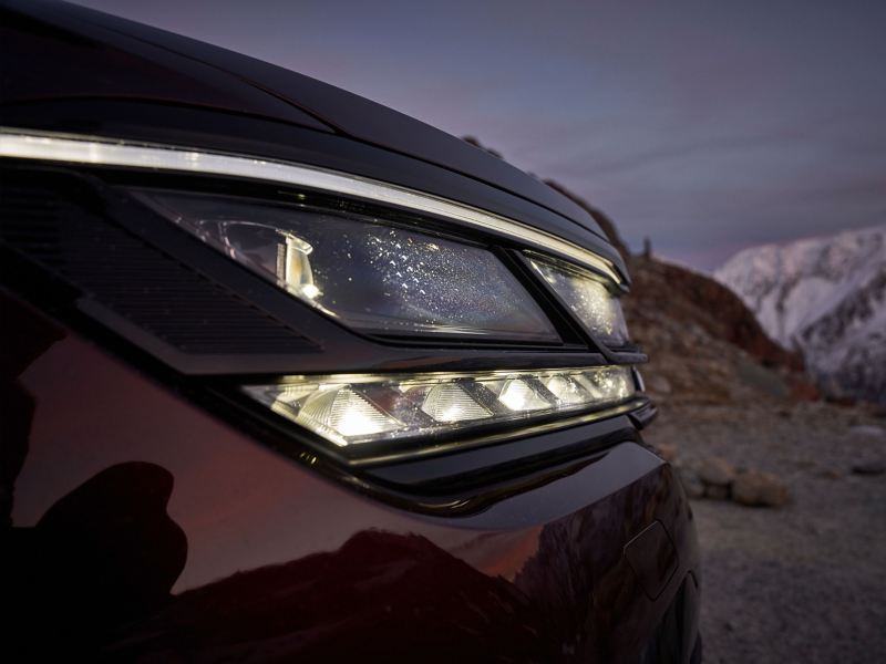 Vue latérale d'un phare droit avec feux de croisement allumés - ampoules d'Origine Volkswagen