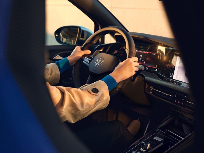 The cockpit with the multifunction sports steering wheel