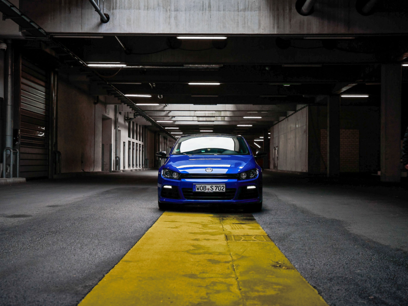 Der VWR Scirocco R parkt in einem Parkhaus mit gelber Fahrbahnmarkierung