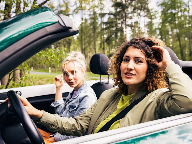 Dvi moterys važiuoja „Beetle“ kabrioletu – išvyka į gamtą