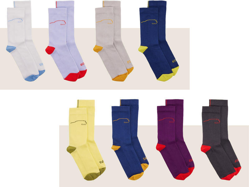 Socken in verschiedenen Farben mit „GOLF“-Schriftzügen und Silhouetten des Golf