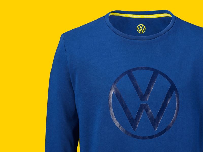 Un jersey de la Nueva Colección Volkswagen en azul con impresión brillante de VW y el logotipo de VW