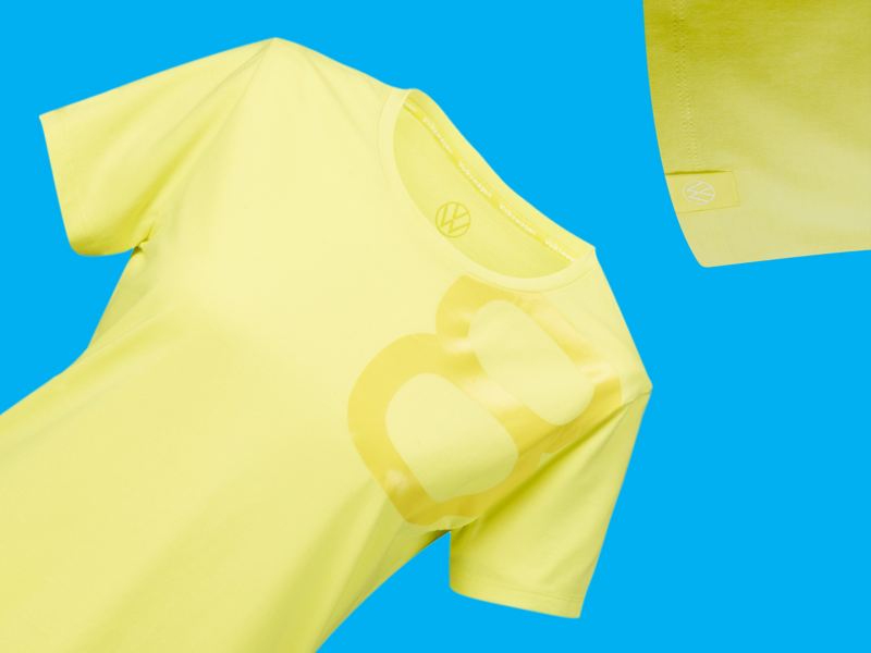 Una camiseta amarilla con las letras de Volkswagen y una impresión brillante del 8, producto para los fans del Golf 8