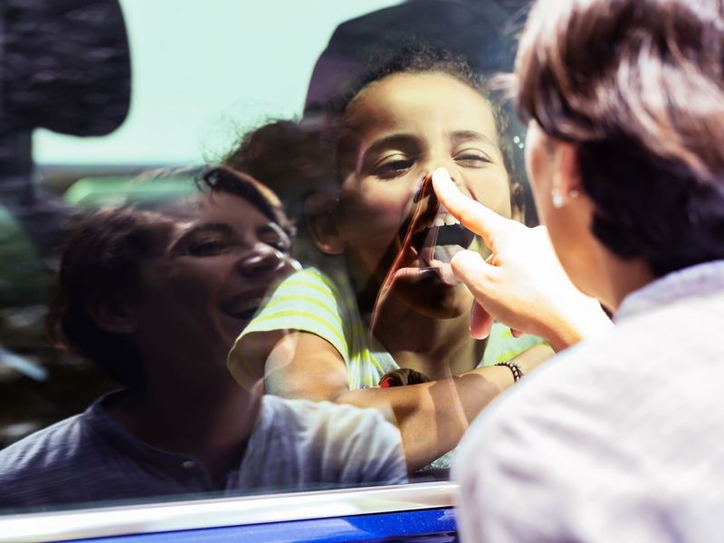 Wohlfühlzone Familienauto – Melinda und Sophie spielen im Volkswagen Tiguan