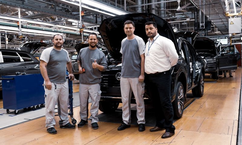 Trauffer in der VW Fabrik mit den Angestellten