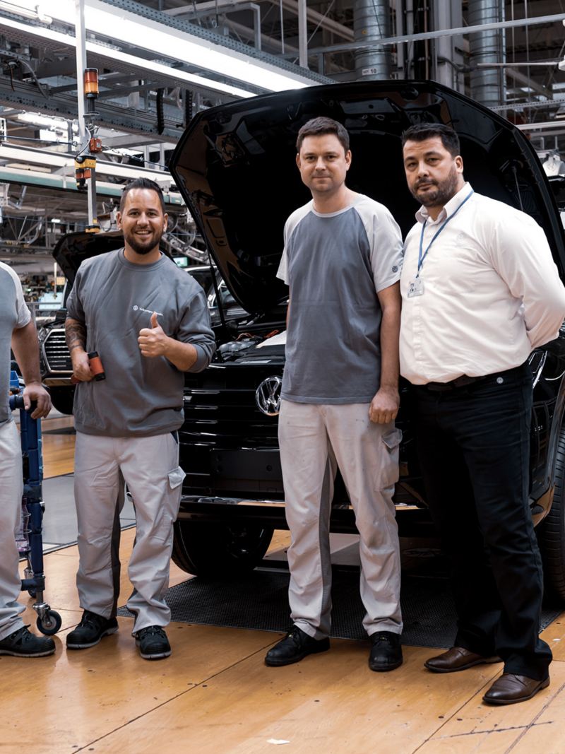 Trauffer in der VW Fabrik mit den Angestellten