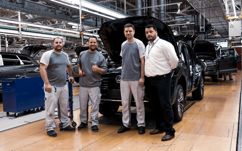 Trauffer in der VW Fabrik mit den Angestellten